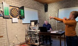 Dartcompetitie tijdens nieuwjaar schieten